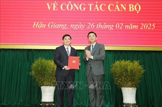 Phó Trưởng Ban Tổ chức Trung ương Đỗ Trọng Hưng trao Quyết định của Ban Bí thư và tặng hoa chúc mừng ông Nguyễn Tuấn Anh. Ảnh: TTXVN Phó Trưởng Ban Tổ chức Trung ương Đỗ Trọng Hưng trao Quyết định của Ban Bí thư và tặng hoa chúc mừng ông Nguyễn Tuấn Anh. Ảnh: TTXVN