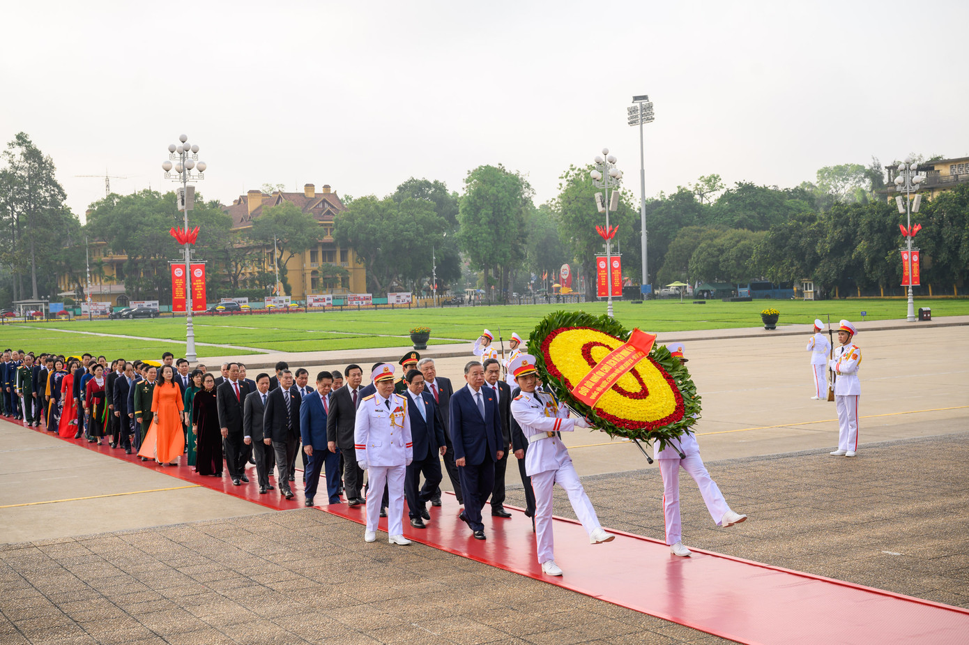Lãnh đạo Đảng, Nhà nước cùng Đại biểu Quốc hội dự Kỳ họp thứ 9 đặt vòng hoa và vào Lăng viếng Chủ tịch Hồ Chí Minh. Ảnh: Quốc hội Lãnh đạo Đảng, Nhà nước cùng Đại biểu Quốc hội dự Kỳ họp thứ 9 đặt vòng hoa và vào Lăng viếng Chủ tịch Hồ Chí Minh. Ảnh: Quốc hội