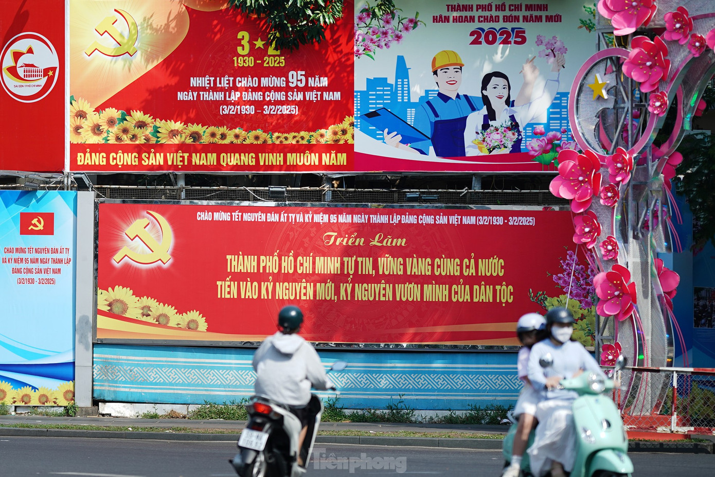 Tại đường Đồng Khởi (phía trước Sở VH-TT TPHCM) trưng bày 78 ảnh với chủ đề “Thành phố Hồ Chí Minh tự tin, vững vàng cùng cả nước tiến vào kỷ nguyên mới, kỷ nguyên vươn mình của dân tộc”. Đặc biệt, triển lãm còn tôn vinh các tập thể, cá nhân điển hình, các mô hình hay, sáng tạo trong phong trào thi đua yêu nước, học tập và làm theo tư tưởng, đạo đức, phong cách Hồ Chí Minh; thúc đẩy chuyển đổi số toàn diện và cải cách hành chính, đẩy mạnh thực hiện chính quyền số; phát triển ngành công nghiệp văn hóa;… Tại đường Đồng Khởi (phía trước Sở VH-TT TPHCM) trưng bày 78 ảnh với chủ đề “Thành phố Hồ Chí Minh tự tin, vững vàng cùng cả nước tiến vào kỷ nguyên mới, kỷ nguyên vươn mình của dân tộc”. Đặc biệt, triển lãm còn tôn vinh các tập thể, cá nhân điển hình, các mô hình hay, sáng tạo trong phong trào thi đua yêu nước, học tập và làm theo tư tưởng, đạo đức, phong cách Hồ Chí Minh; thúc đẩy chuyển đổi số toàn diện và cải cách hành chính, đẩy mạnh thực hiện chính quyền số; phát triển ngành công nghiệp văn hóa;…