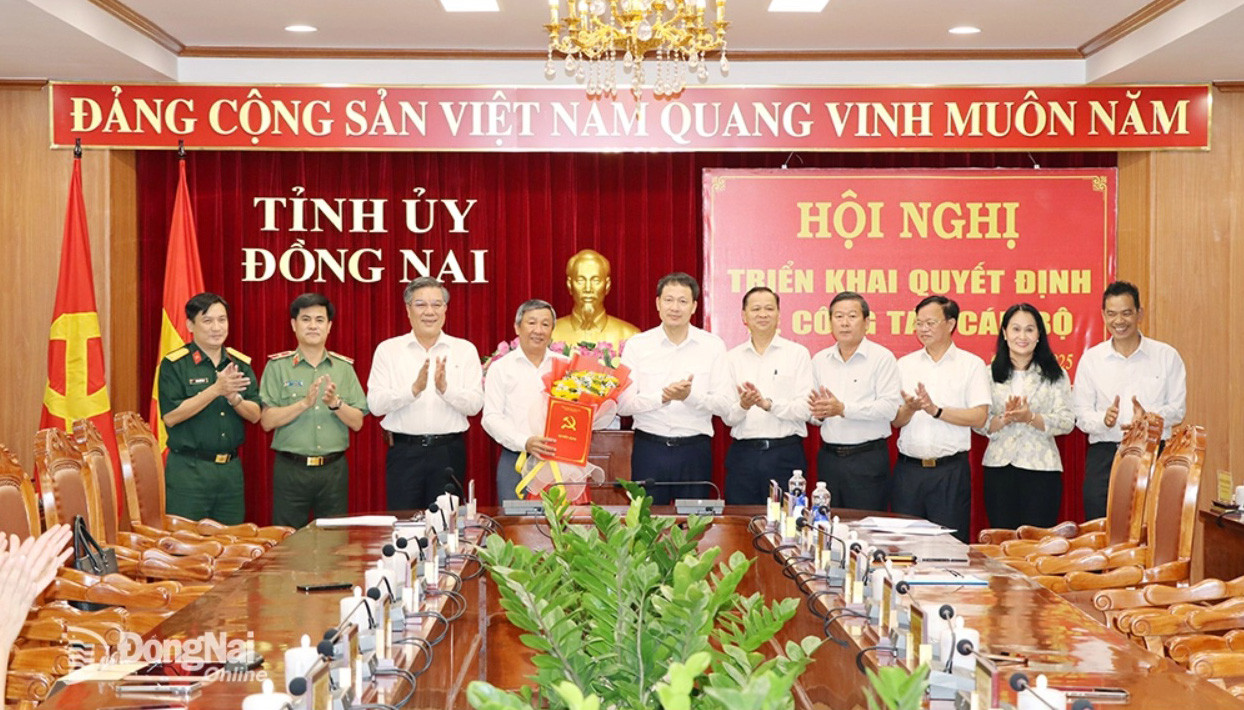 Bí thư Tỉnh ủy Đồng Nai Vũ Hồng Văn cùng các Ủy viên Ban Thường vụ Tỉnh ủy chúc mừng ông Hồ Thanh Sơn nhận quyết định về công tác cán bộ. Ảnh: Báo Đồng Nai