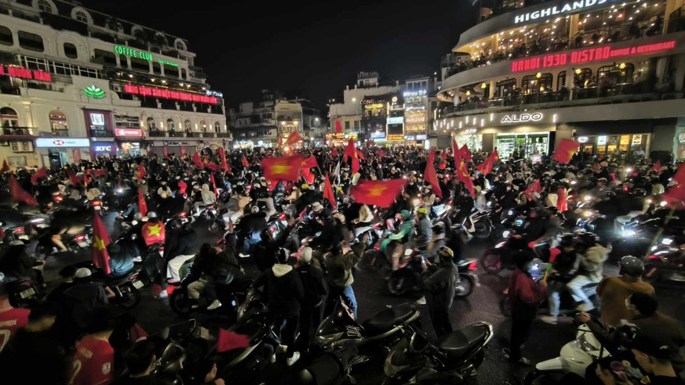 Biển người ăn mừng chiến thắng tại Hồ Gươm. Ảnh: Hoàng Mạnh Thắng