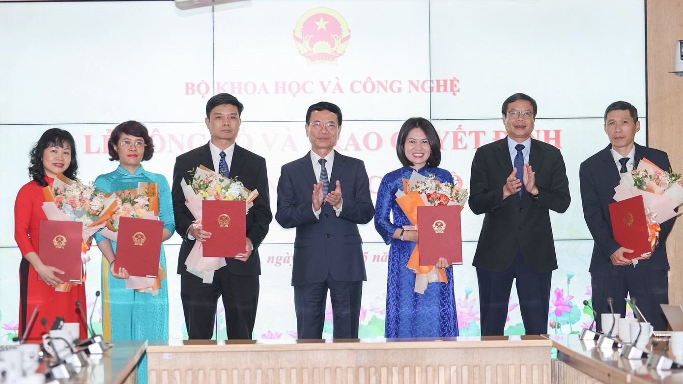 Bộ trưởng Bộ Khoa học và Công nghệ Nguyễn Mạnh Hùng trao các quyết định, tặng hoa chúc mừng các cán bộ được bổ nhiệm. Bộ trưởng Bộ Khoa học và Công nghệ Nguyễn Mạnh Hùng trao các quyết định, tặng hoa chúc mừng các cán bộ được bổ nhiệm.
