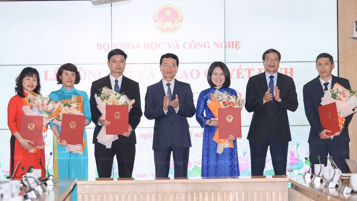 Bộ trưởng Bộ Khoa học và Công nghệ Nguyễn Mạnh Hùng trao các quyết định, tặng hoa chúc mừng các cán bộ được bổ nhiệm. Bộ trưởng Bộ Khoa học và Công nghệ Nguyễn Mạnh Hùng trao các quyết định, tặng hoa chúc mừng các cán bộ được bổ nhiệm.