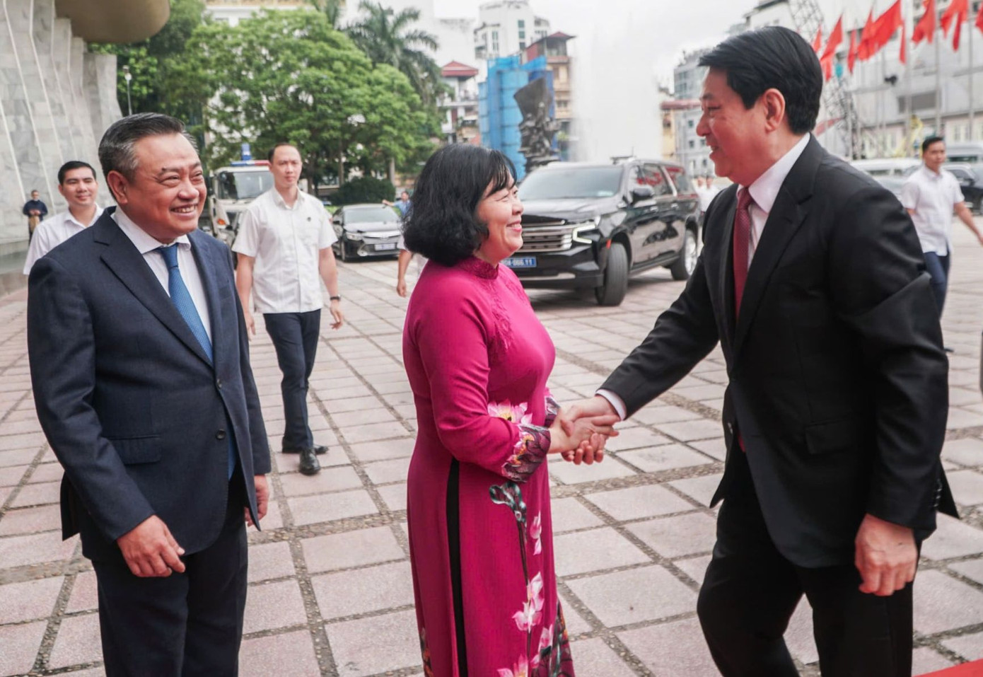 Chủ tịch nước Lương Cường tới dự Lễ Công bố Nghị quyết của Ủy ban Thường vụ Quốc hội và các Quyết định của TP Hà Nội về việc triển khai tổ chức đơn vị hành chính cấp xã. Lễ Công bố được đồng thời tổ chức tại 20 địa điểm tại trụ sở làm việc của các xã, phường tại Thủ đô. Chủ tịch nước Lương Cường tới dự Lễ Công bố Nghị quyết của Ủy ban Thường vụ Quốc hội và các Quyết định của TP Hà Nội về việc triển khai tổ chức đơn vị hành chính cấp xã. Lễ Công bố được đồng thời tổ chức tại 20 địa điểm tại trụ sở làm việc của các xã, phường tại Thủ đô.