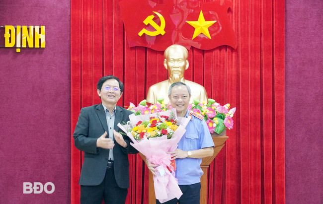 Bí thư Tỉnh ủy Bình Định Hồ Quốc Dũng trao quyết định, tặng hoa chúc mừng ông Lê Trung Hưng. Ảnh: Báo Bình Định Bí thư Tỉnh ủy Bình Định Hồ Quốc Dũng trao quyết định, tặng hoa chúc mừng ông Lê Trung Hưng. Ảnh: Báo Bình Định