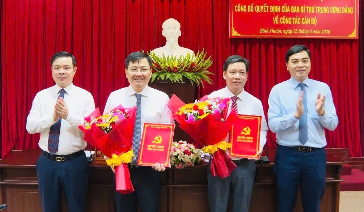 Trao quyết định cho ông Đỗ Văn Chung và ông Phan Thế Hanh.