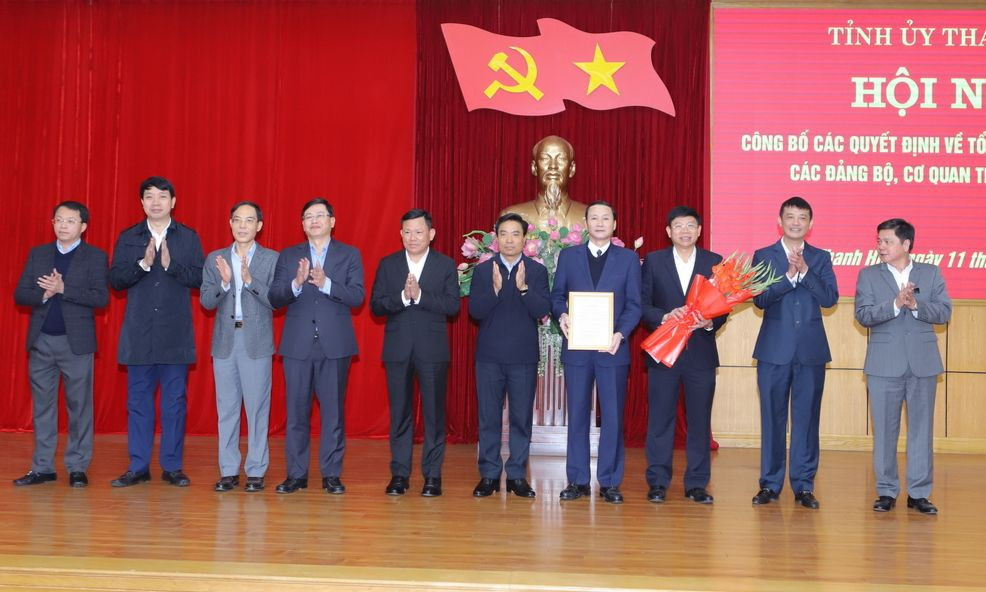 Bí thư Tỉnh ủy Nguyễn Doãn Anh trao các quyết định của Ban Thường vụ Tỉnh ủy và tặng hoa chúc mừng Đảng bộ UBND tỉnh