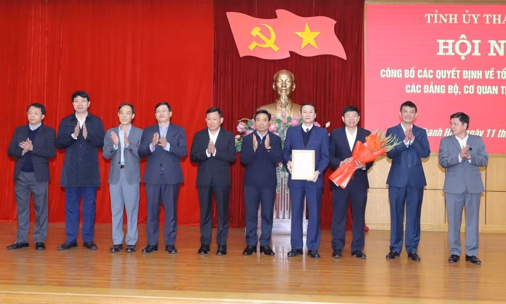 Bí thư Tỉnh ủy Nguyễn Doãn Anh trao các quyết định của Ban Thường vụ Tỉnh ủy và tặng hoa chúc mừng Đảng bộ UBND tỉnh Bí thư Tỉnh ủy Nguyễn Doãn Anh trao các quyết định của Ban Thường vụ Tỉnh ủy và tặng hoa chúc mừng Đảng bộ UBND tỉnh