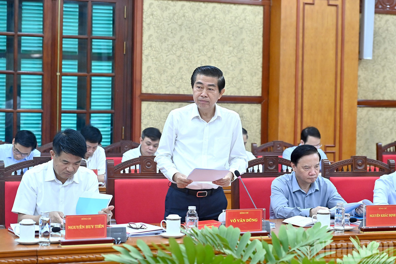 Đồng chí Võ Văn Dũng, Ủy viên Trung ương Đảng, Phó Trưởng Ban Thường trực Ban Nội chính Trung ương trình bày báo cáo tại phiên họp.