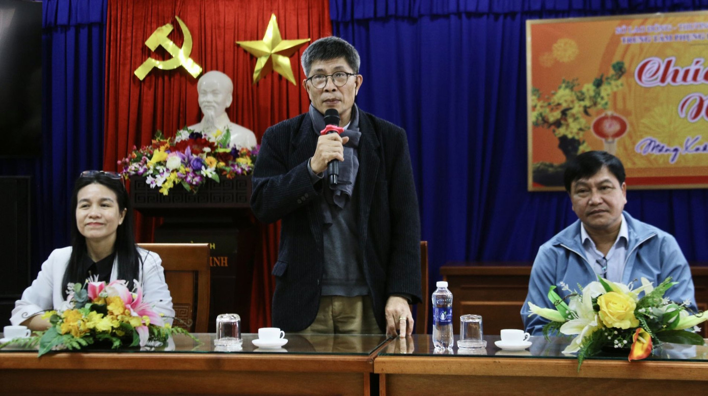 Nhà báo Trần Tuấn phát biểu tại buổi trao quà. Nhà báo Trần Tuấn phát biểu tại buổi trao quà.