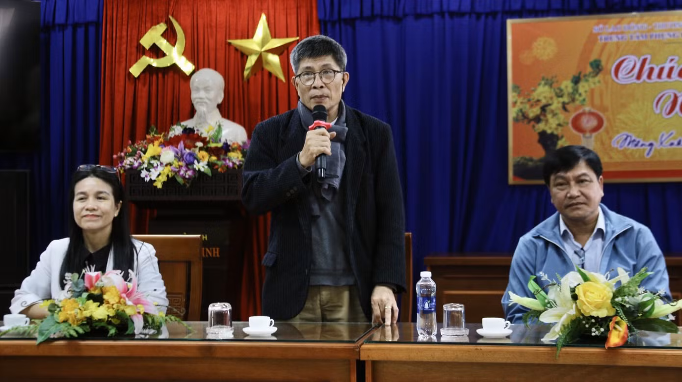 Nhà báo Trần Tuấn phát biểu tại buổi trao quà.