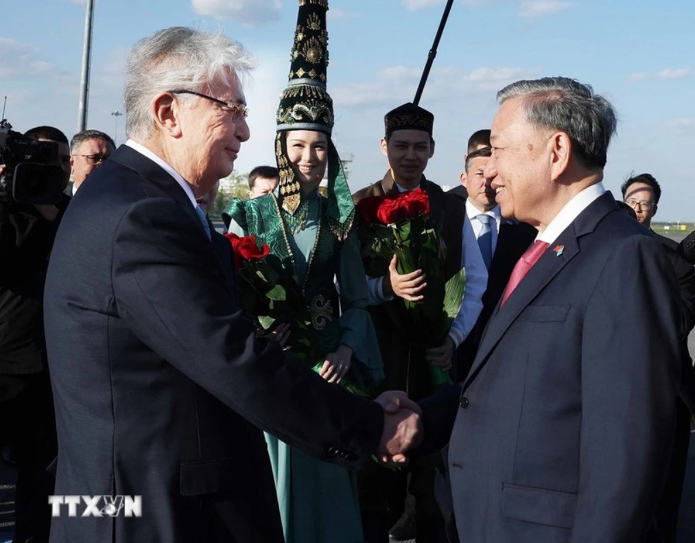 Tổng thống Kazakhstan Kassym-Jomart Tokayev đón Tổng Bí thư Tô Lâm tại sân bay Quốc tế Nursultan Nazarbayev, thủ đô Astana. Ảnh: TTXVN Tổng thống Kazakhstan Kassym-Jomart Tokayev đón Tổng Bí thư Tô Lâm tại sân bay Quốc tế Nursultan Nazarbayev, thủ đô Astana. Ảnh: TTXVN