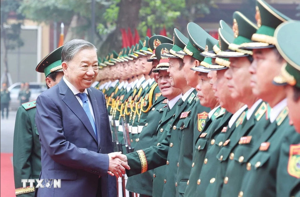 Tổng Bí thư Tô Lâm với lãnh đạo, sỹ quan chỉ huy Bộ Tư lệnh Bộ đội Biên phòng. Ảnh: Thống Nhất/TTXVN.