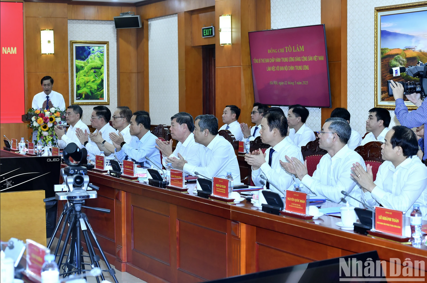 Các đồng chí lãnh đạo Đảng, Nhà nước và các đại biểu tham dự buổi làm việc.