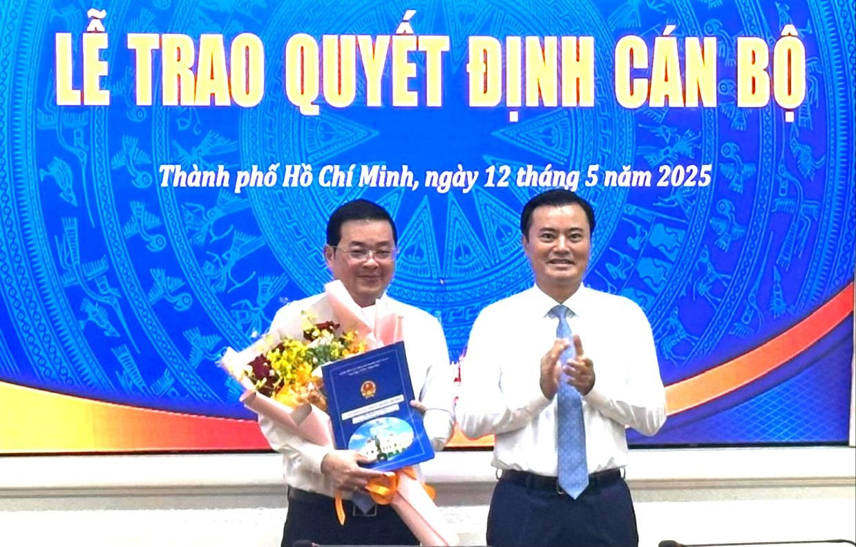 Phó Chủ tịch UBND TPHCM Bùi Xuân Cường trao quyết định cho Giám đốc Sở Nông nghiệp và Môi trường TPHCM. Ảnh: Báo Sài Gòn Giải phóng