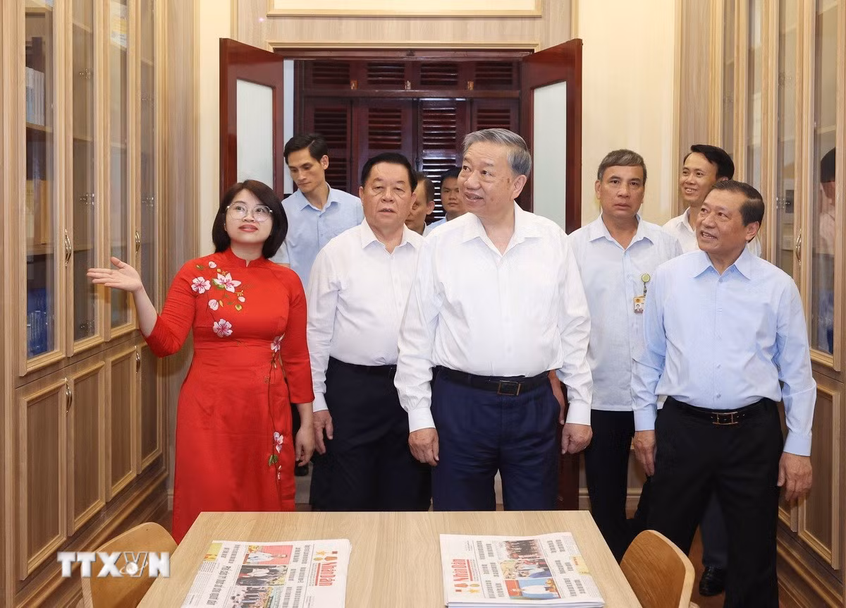 Tổng Bí thư Tô Lâm thăm Phòng truyền thống của Ban Tuyên giáo và Dân vận Trung ương. (Ảnh: Thống Nhất/TTXVN) Tổng Bí thư Tô Lâm thăm Phòng truyền thống của Ban Tuyên giáo và Dân vận Trung ương. (Ảnh: Thống Nhất/TTXVN)
