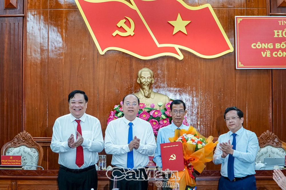 Lãnh đạo tỉnh Cà Mau trao hoa, quyết định và chúc mừng ông Huỳnh Quốc Hùng tham gia Ban Chấp hành Đảng bộ tỉnh Cà Mau. Ảnh: Báo Cà Mau