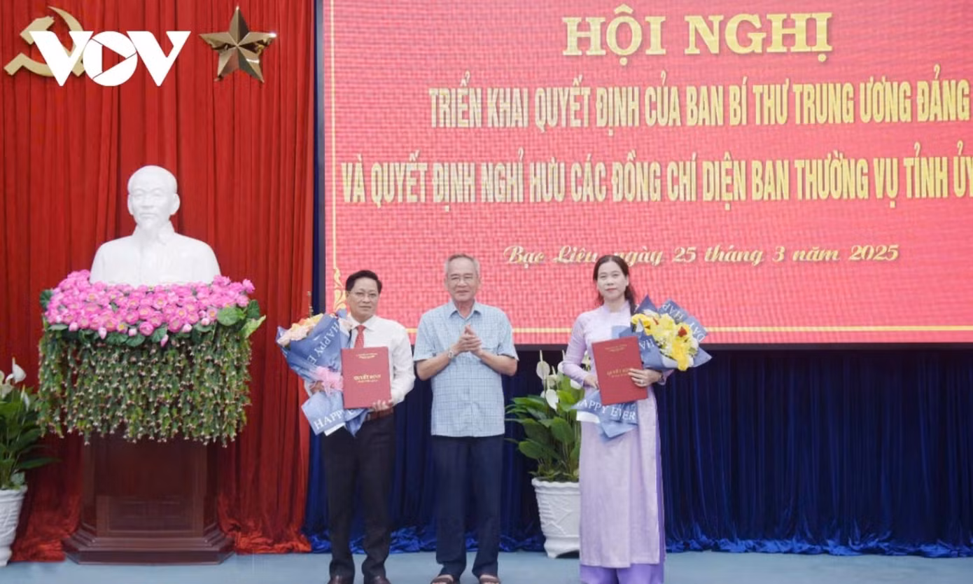 Bí thư Tỉnh ủy Bạc Liêu Lữ Văn Hùng trao Quyết định của Ban Bí thư Trung ương Đảng cho ông Bùi Tấn Bảy và bà Tô Việt Thu. Ảnh: VOV Bí thư Tỉnh ủy Bạc Liêu Lữ Văn Hùng trao Quyết định của Ban Bí thư Trung ương Đảng cho ông Bùi Tấn Bảy và bà Tô Việt Thu. Ảnh: VOV