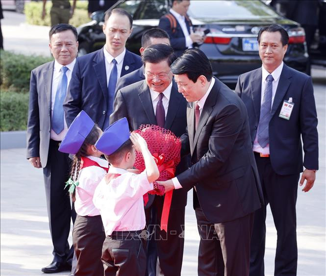 Thiếu nhi Thủ đô Vientiane tặng hoa, chào mừng Chủ tịch nước Lương Cường thăm cấp Nhà nước tới CHDCND Lào. Ảnh: Lâm Khánh/TTXVN