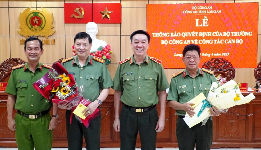 Đại tá Văn Công Minh (thứ 2, trái qua) và Đại tá Nguyễn Văn Hòa (bìa phải). Ảnh: Báo Long An