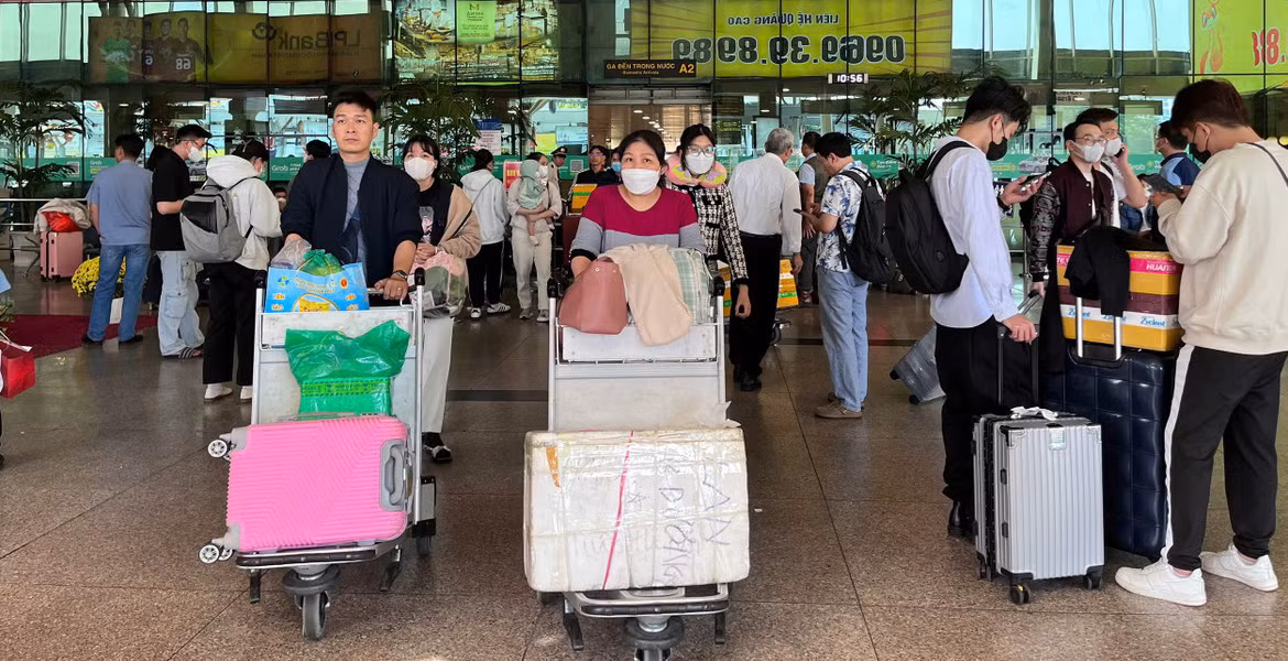 Dù chưa hết kỳ nghỉ Tết Nguyên đán 2025, nhưng nhiều người sớm trở lại TPHCM để bắt đầu công việc. Trước đó, trong ngày mùng 2 và mùng 3 Tết, rất nhiều người ở miền Trung, miền Bắc cũng kết thúc sớm kỳ nghỉ Tết để vào phía Nam.