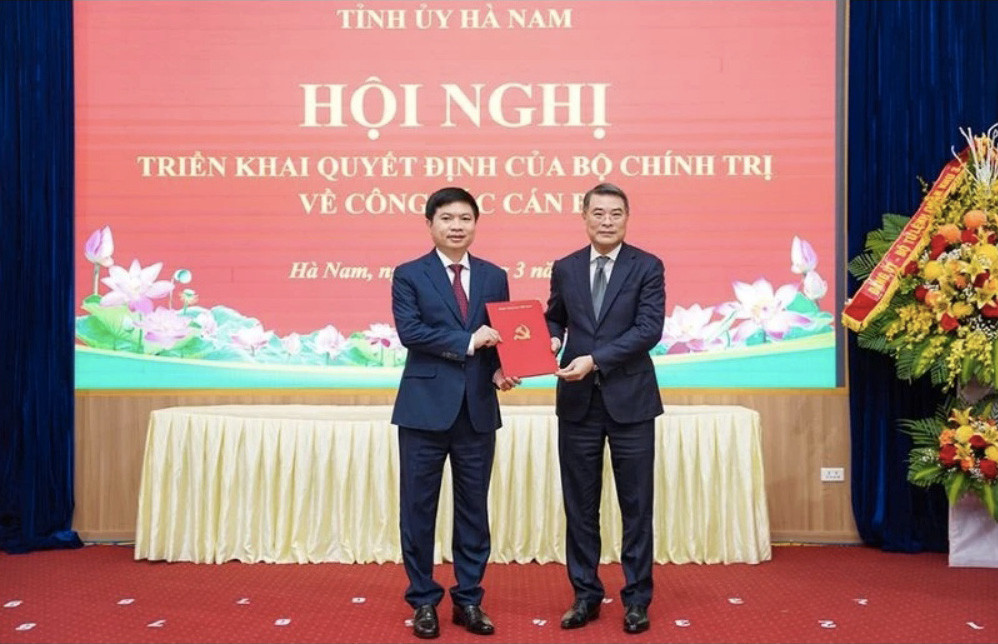 Trưởng Ban Tổ chức Trung ương Lê Minh Hưng trao quyết định cho tân Bí thư Tỉnh ủy Hà Nam Trương Quốc Huy. Ảnh: Báo Nhân Dân Trưởng Ban Tổ chức Trung ương Lê Minh Hưng trao quyết định cho tân Bí thư Tỉnh ủy Hà Nam Trương Quốc Huy. Ảnh: Báo Nhân Dân