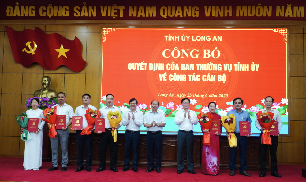 Bí thư Tỉnh ủy Long An Nguyễn Văn Quyết trao quyết định của Ban Thường vụ Tỉnh ủy về việc điều động cán bộ. Ảnh: Báo Long An Bí thư Tỉnh ủy Long An Nguyễn Văn Quyết trao quyết định của Ban Thường vụ Tỉnh ủy về việc điều động cán bộ. Ảnh: Báo Long An