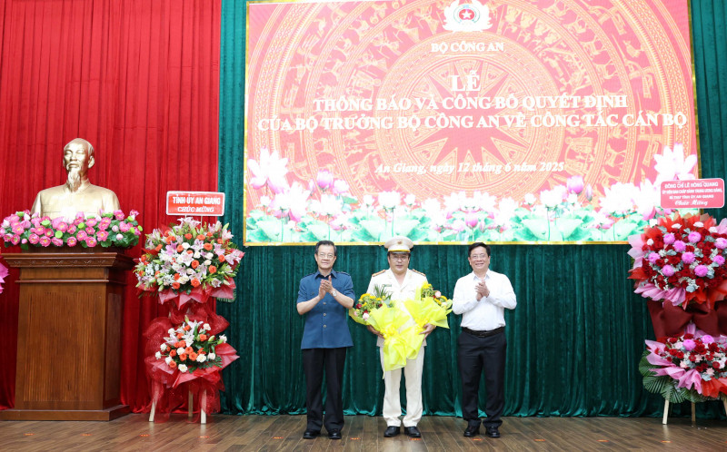 Ông Lê Hồng Quang, Bí thư Tỉnh ủy An Giang và ông Hồ Văn Mừng, Chủ tịch UBND tỉnh tặng hoa chúc mừng Đại tá Lâm Phước Nguyên.