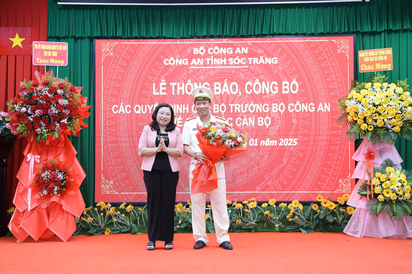 Bà Hồ Thị Cẩm Đào - Phó Bí thư Thường trực Tỉnh ủy, Chủ tịch HĐND tỉnh Sóc Trăng tặng hoa chúc mừng Đại tá Phạm Quốc Việt - Phó Giám đốc phụ trách Công an tỉnh Sóc Trăng.