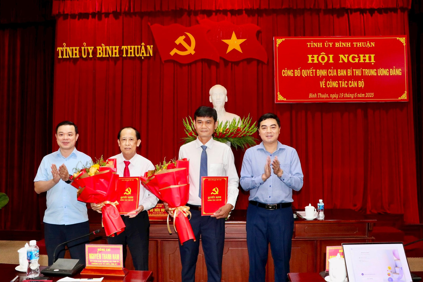 Thường trực Tỉnh uỷ Bình Thuận tặng hoa chúc mừng ông Nguyễn Chí Lợi và ông Nguyễn Ngọc Thạch. Ảnh: Báo Bình Thuận Thường trực Tỉnh uỷ Bình Thuận tặng hoa chúc mừng ông Nguyễn Chí Lợi và ông Nguyễn Ngọc Thạch. Ảnh: Báo Bình Thuận