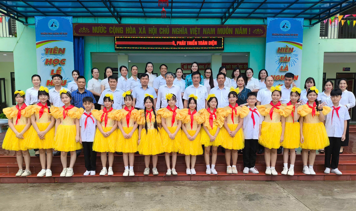 Học sinh Trường THCS Lương Thế Vinh hạnh phúc với ngôi trường mới khang trang được Tập đoàn Xuân Thiện xây tặng.