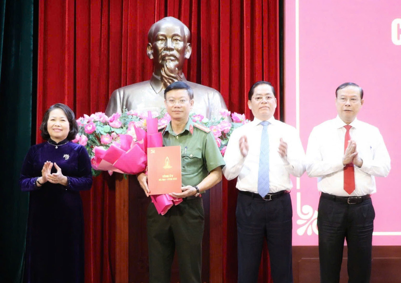 Lãnh đạo tỉnh Bà Rịa - Vũng Tàu trao quyết định và tặng hoa chúc mừng Đại tá Vũ Như Hà. Ảnh: Báo Bà Rịa - Vũng Tàu.