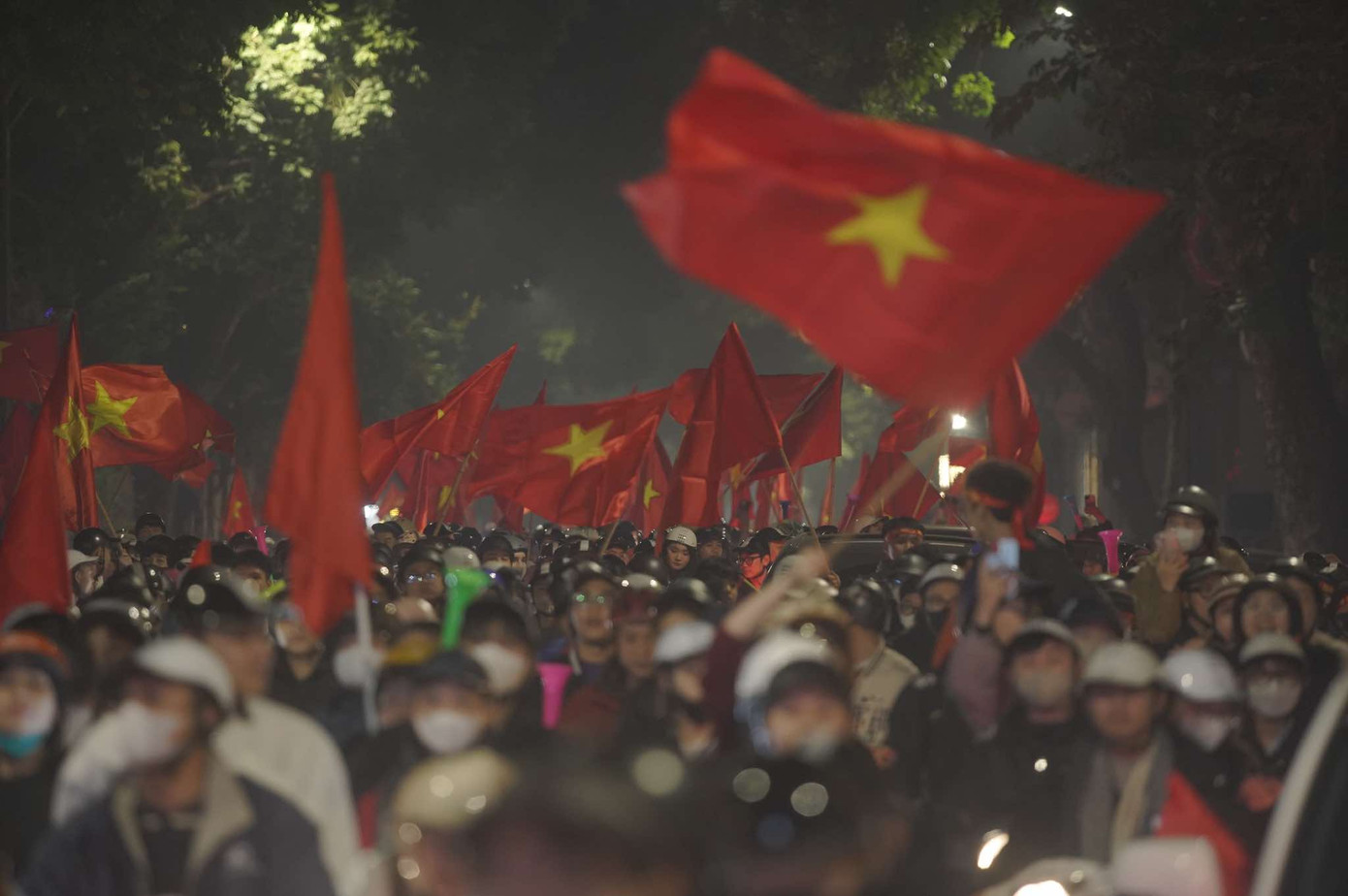 Những lá cờ Tổ quốc được người dân mang theo bay phấp phới trên nhiều tuyến phố Hà thành. Ảnh: Duy Phạm