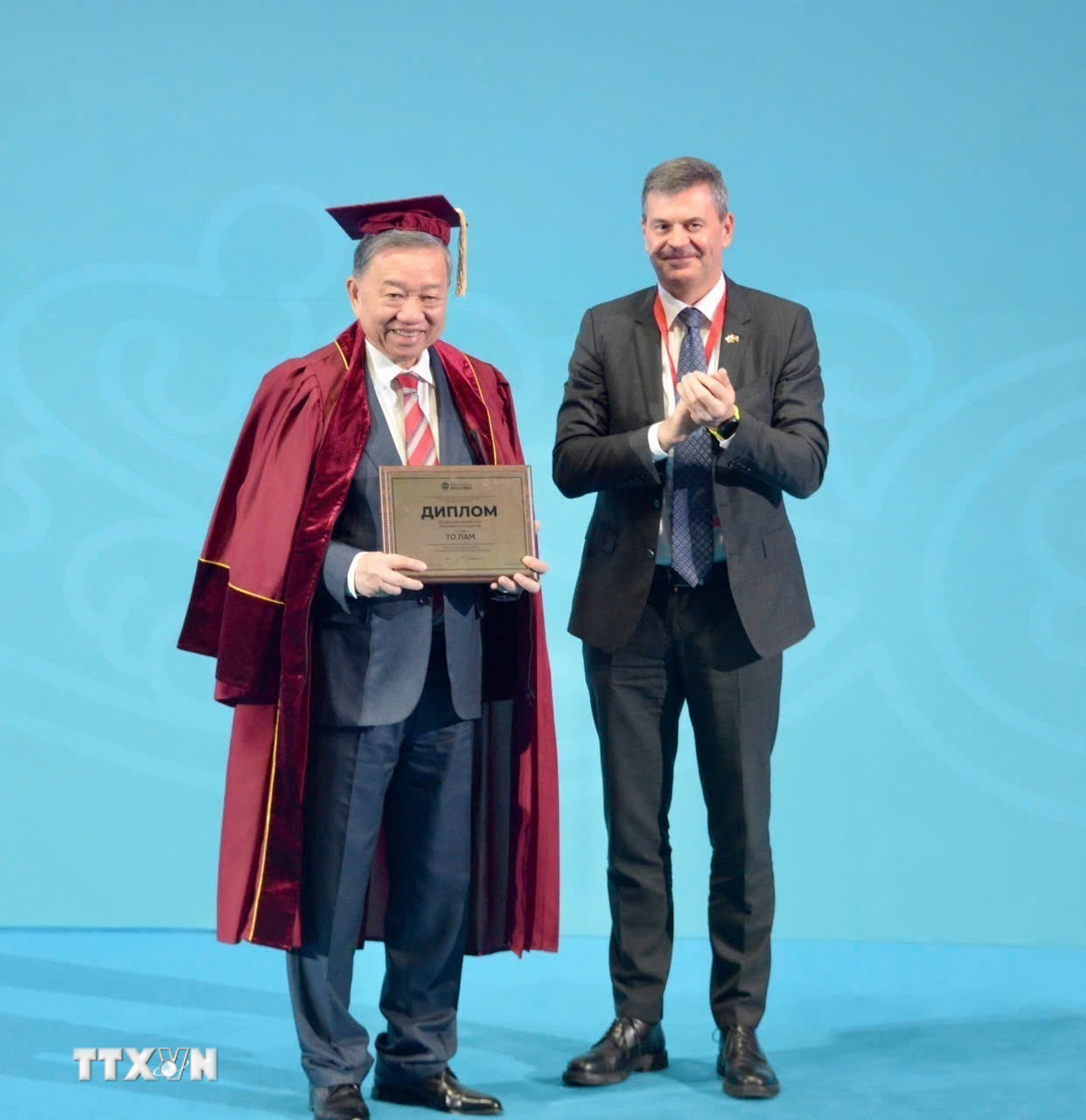 Tổng Bí thư Tô Lâm nhận danh hiệu “Giáo sư danh dự” của Học viện Tổng thống Nga. Ảnh: TTXVN