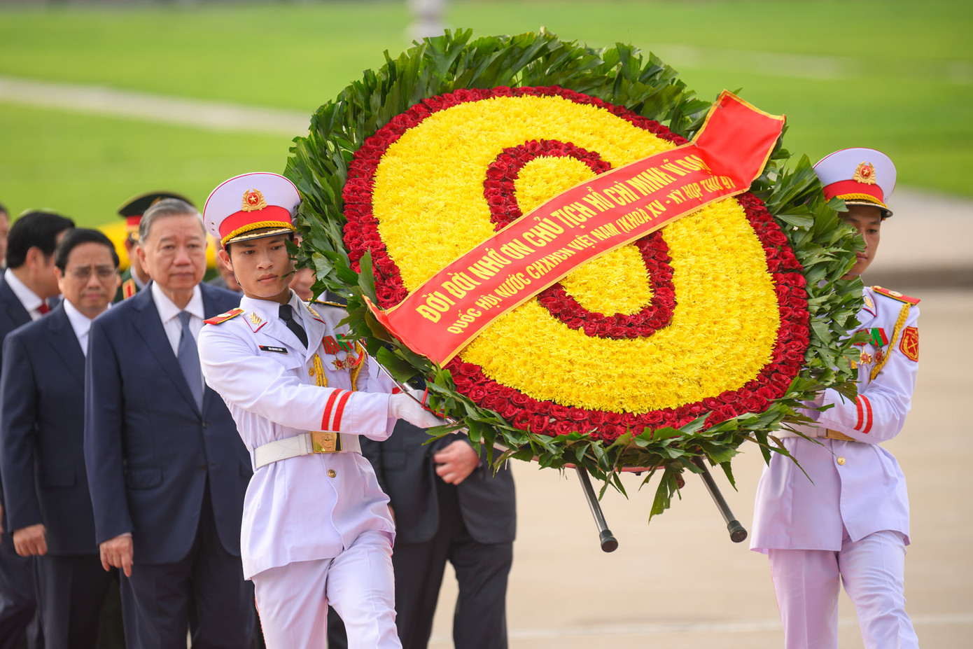 Vòng hoa của Đoàn mang dòng chữ: "Đời đời nhớ ơn Chủ tịch Hồ Chí Minh vĩ đại". Ảnh: Quốc hội Vòng hoa của Đoàn mang dòng chữ: "Đời đời nhớ ơn Chủ tịch Hồ Chí Minh vĩ đại". Ảnh: Quốc hội