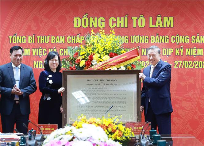Tổng Bí thư Tô Lâm tặng Thư của Chủ tịch Hồ Chí Minh gửi Hội nghị cán bộ y tế đầu năm 1955. Ảnh: Thống Nhất/TTXVN Tổng Bí thư Tô Lâm tặng Thư của Chủ tịch Hồ Chí Minh gửi Hội nghị cán bộ y tế đầu năm 1955. Ảnh: Thống Nhất/TTXVN