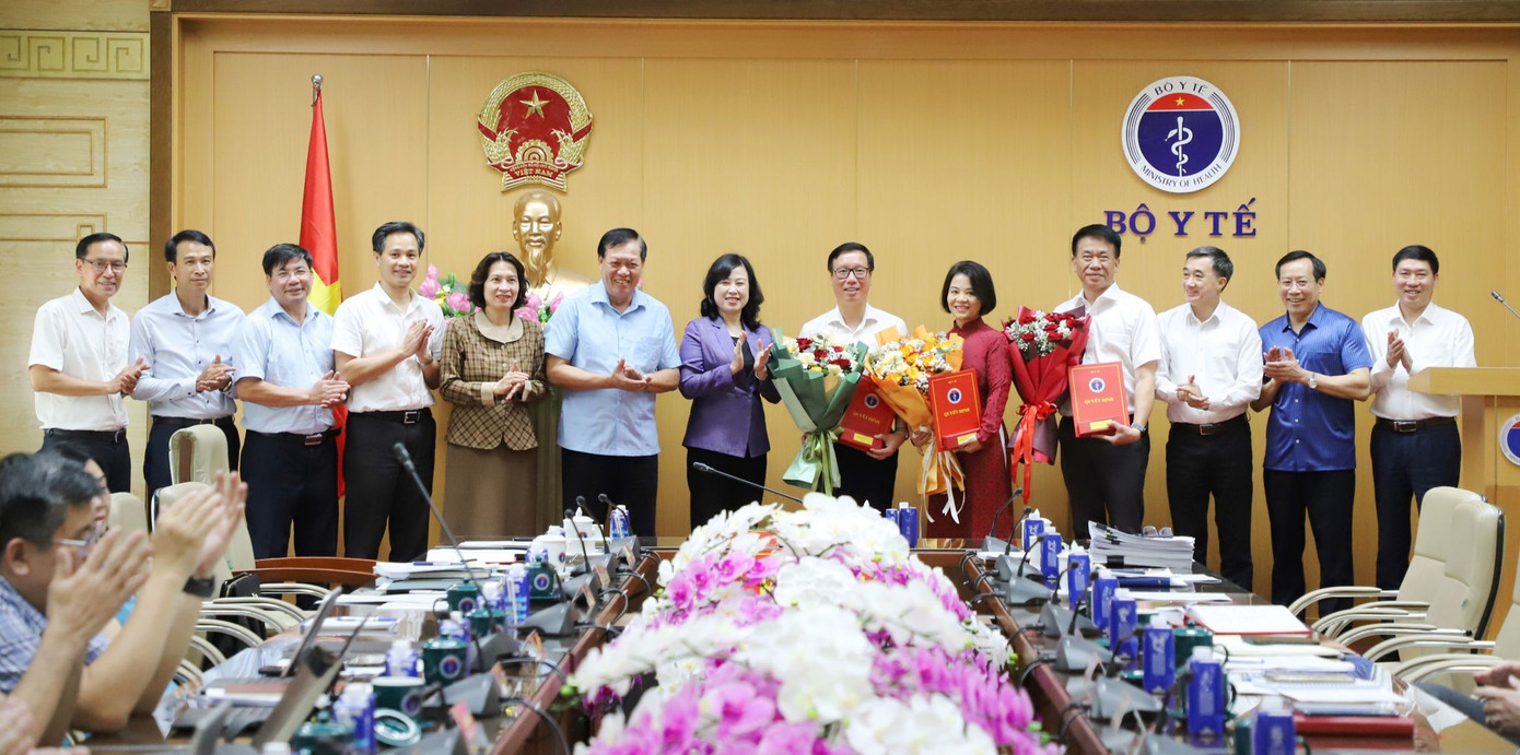 Bộ trưởng Bộ Y tế Đào Hồng Lan chúc mừng các đồng chí nhận quyết định điều động, bổ nhiệm. Ảnh: Báo Sức khỏe và Đời sống.