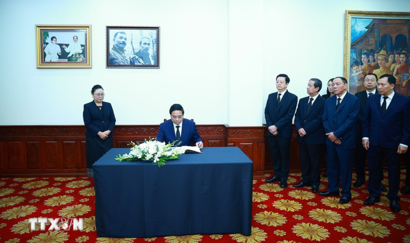 Thủ tướng Phạm Minh Chính ghi sổ tang chia buồn với Đảng, Nhà nước và nhân dân Lào. (Ảnh: TTXVN)