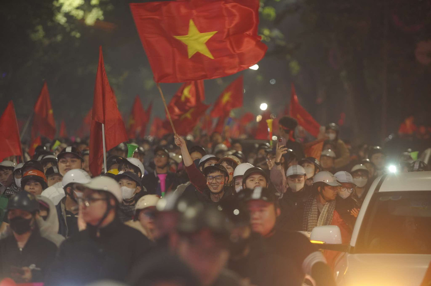 Không khí sôi động tràn ngập nhiều đường phố ở Hà Nội