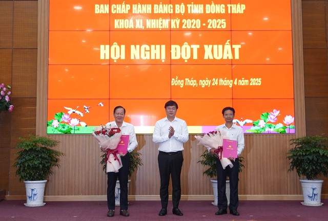 Thừa ủy quyền của Ban Bí thư, ông Lê Quốc Phong - Bí thư Tỉnh ủy Đồng Tháp (giữa) trao quyết định chuẩn y và tặng hoa chúc mừng ông Phan Văn Hợp (bìa trái) và ông Bùi Thanh Tiền. Ảnh: Báo Đồng Tháp.