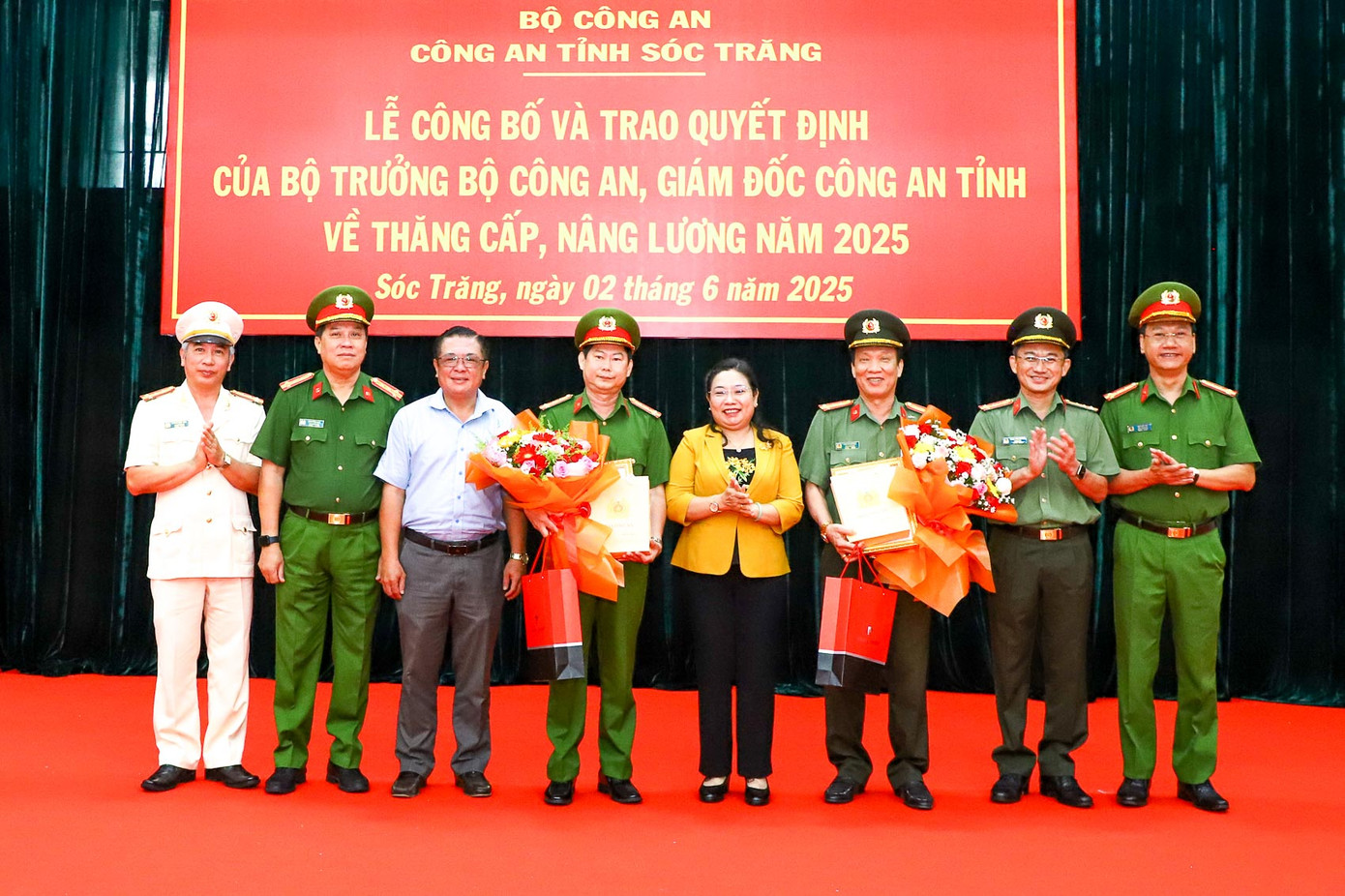 Bà Hồ Thị Cẩm Đào – Phó Bí thư Thường trực Tỉnh ủy, Chủ tịch Hội đồng nhân dân tỉnh Sóc Trăng cùng các đồng chí lãnh đạo tặng hoa chúc mừng Đại tá Phạm Quốc Việt và Đại tá Trần Văn Hòa. Ảnh: Báo Sóc Trăng