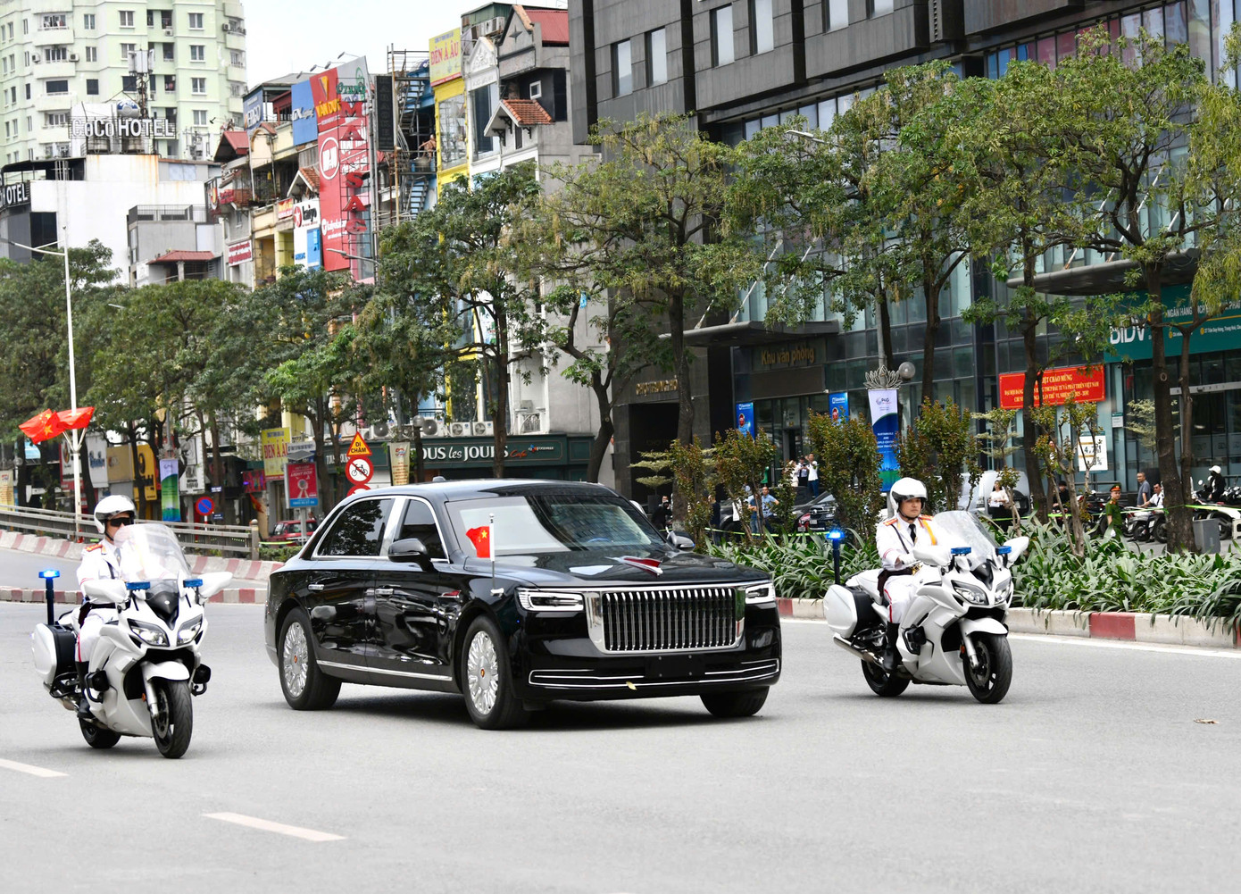 Sau khoảng 30 phút di chuyển, đoàn xe chở Tổng Bí thư, Chủ tịch nước Trung Quốc Tập Cận Bình về đến khách sạn. Trong ảnh: Đoàn xe trên đường Trần Duy Hưng. Ảnh: Trọng Tài. Sau khoảng 30 phút di chuyển, đoàn xe chở Tổng Bí thư, Chủ tịch nước Trung Quốc Tập Cận Bình về đến khách sạn. Trong ảnh: Đoàn xe trên đường Trần Duy Hưng. Ảnh: Trọng Tài.