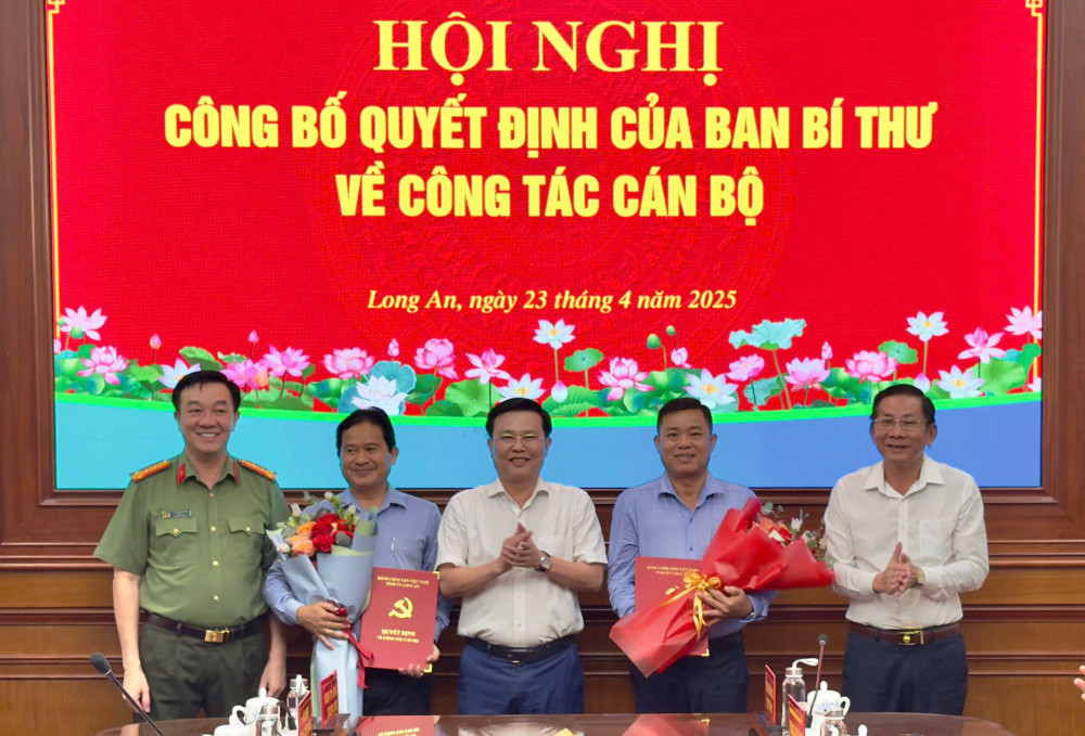 Phó Bí thư Thường trực Tỉnh ủy Long An Nguyễn Thanh Hải trao quyết định của Ban Bí thư cho ông Nguyễn Tuấn Thanh và ông Đinh Văn Sáu. Ảnh: Báo Long An