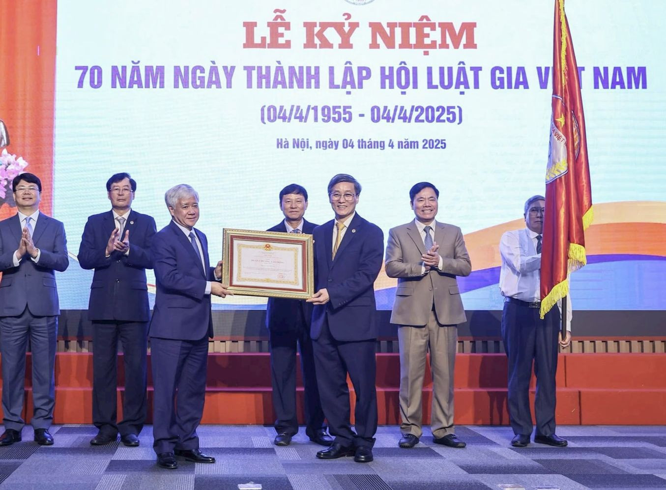 Thay mặt lãnh đạo Đảng, Nhà nước, MTTQ Việt Nam, Chủ tịch Ủy ban Trung ương MTTQ Việt Nam Đỗ Văn Chiến đã trao tặng Huân chương Lao động hạng Nhất cho Hội Luật gia Việt Nam. Ảnh: Quang Vinh. Thay mặt lãnh đạo Đảng, Nhà nước, MTTQ Việt Nam, Chủ tịch Ủy ban Trung ương MTTQ Việt Nam Đỗ Văn Chiến đã trao tặng Huân chương Lao động hạng Nhất cho Hội Luật gia Việt Nam. Ảnh: Quang Vinh.