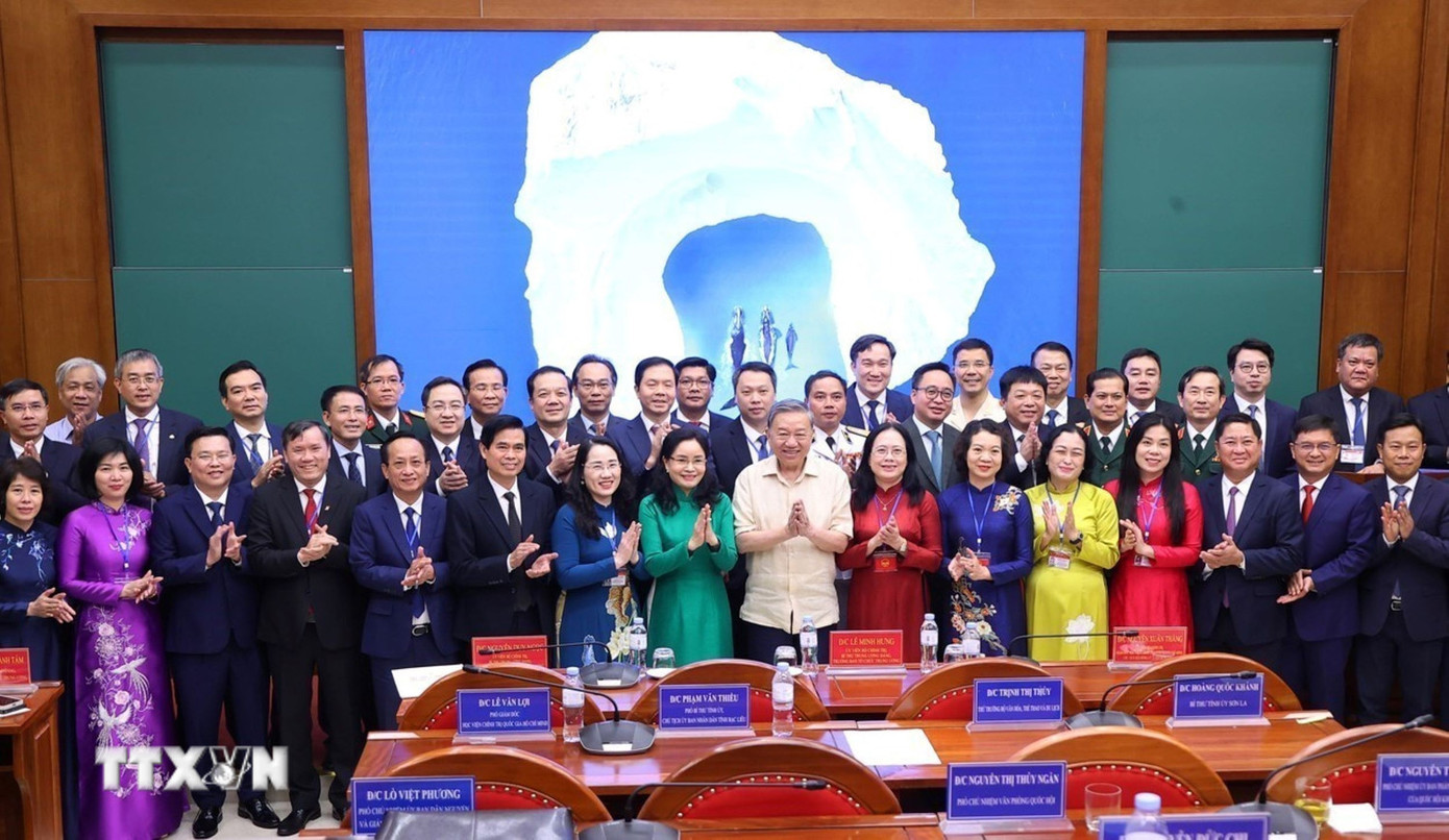 Tổng Bí thư Tô Lâm với các học viên Lớp Bồi dưỡng, cập nhật kiến thức, kỹ năng đối với cán bộ quy hoạch Ủy viên Ban Chấp hành Trung ương Đảng khóa XIV (Lớp thứ tư). (Ảnh: Văn Điệp/TTXVN)