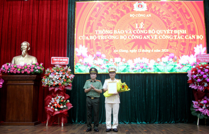 Thứ trưởng Bộ Công an Đặng Hồng Đức trao quyết định của Bộ trưởng Bộ Công an về việc giao phụ trách Công an tỉnh An Giang đối với Đại tá Lê Phú Thạnh.