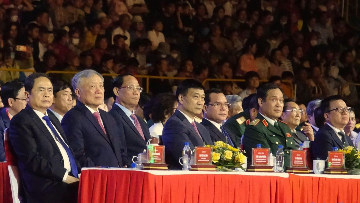 Chủ tịch Quốc hội Trần Thanh Mẫn và Phó Thủ tướng Thường trực Chính phủ Nguyễn Hòa Bình cùng đại diện một số bộ, ngành Trung ương dự buổi lễ. Ảnh: Báo Quảng Ngãi Chủ tịch Quốc hội Trần Thanh Mẫn và Phó Thủ tướng Thường trực Chính phủ Nguyễn Hòa Bình cùng đại diện một số bộ, ngành Trung ương dự buổi lễ. Ảnh: Báo Quảng Ngãi