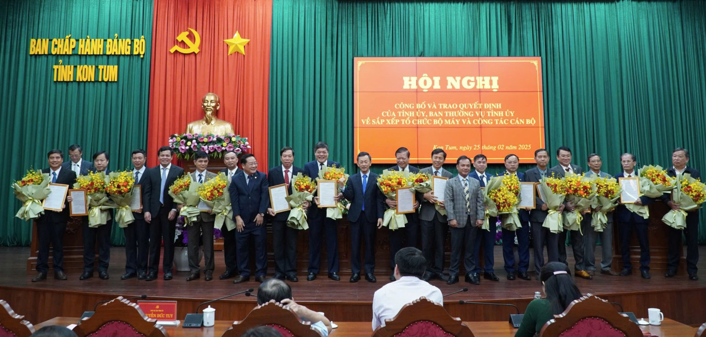 17 cán bộ thuộc diện Ban Thường vụ Tỉnh ủy Kon Tum quản lý nhận quyết định nghỉ hưu trước tuổi 17 cán bộ thuộc diện Ban Thường vụ Tỉnh ủy Kon Tum quản lý nhận quyết định nghỉ hưu trước tuổi