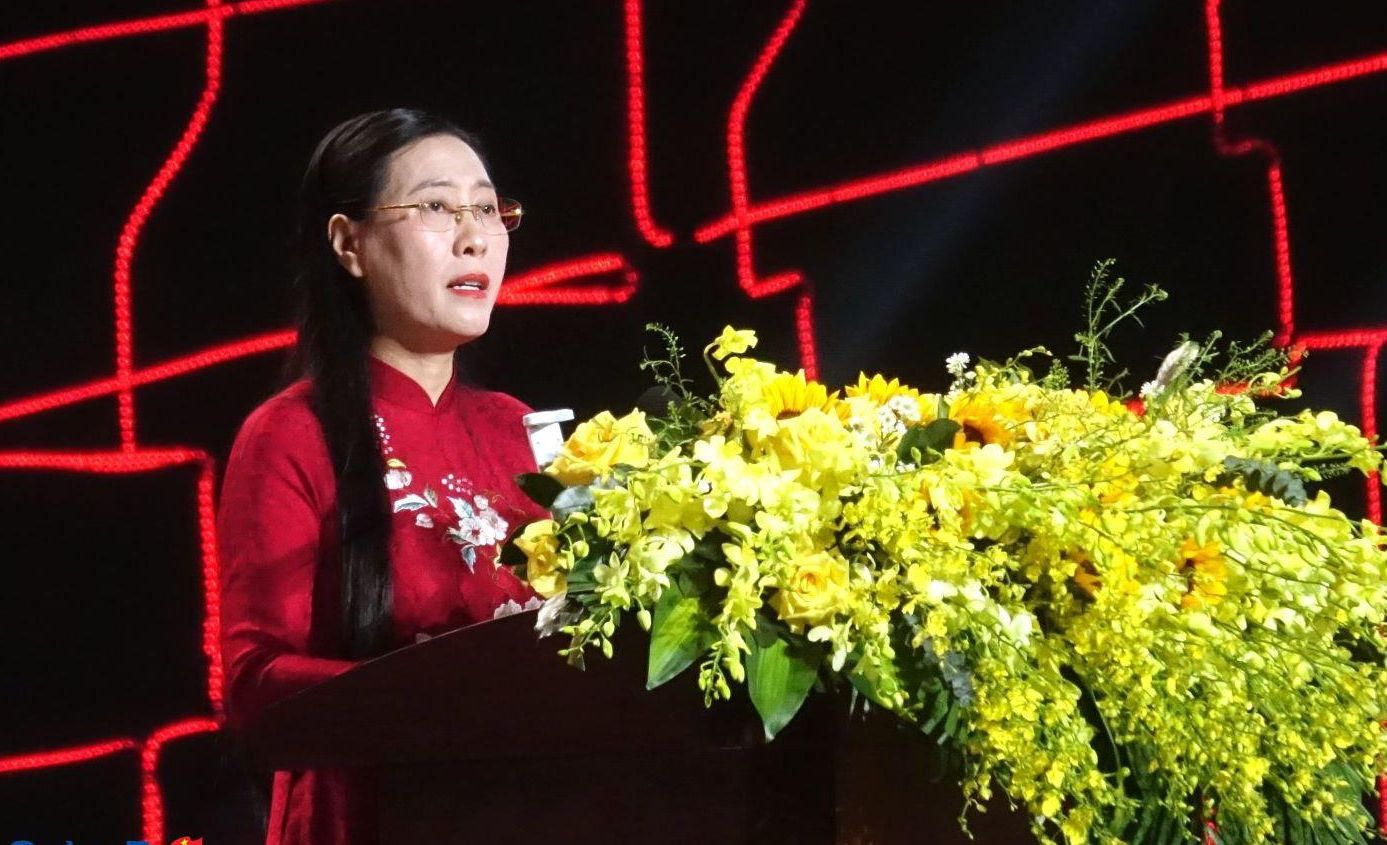 Bí thư Tỉnh ủy Quảng Ngãi Bùi Thị Quỳnh Vân trình bày diễn văn tại buổi lễ. Ảnh: Báo Quảng Ngãi Bí thư Tỉnh ủy Quảng Ngãi Bùi Thị Quỳnh Vân trình bày diễn văn tại buổi lễ. Ảnh: Báo Quảng Ngãi