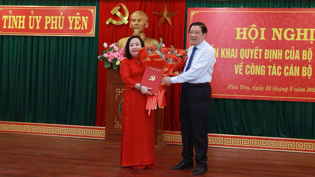 Ông Phan Đình Trạc trao quyết định của Bộ Chính trị cho bà Cao Thị Hòa An. Ông Phan Đình Trạc trao quyết định của Bộ Chính trị cho bà Cao Thị Hòa An.